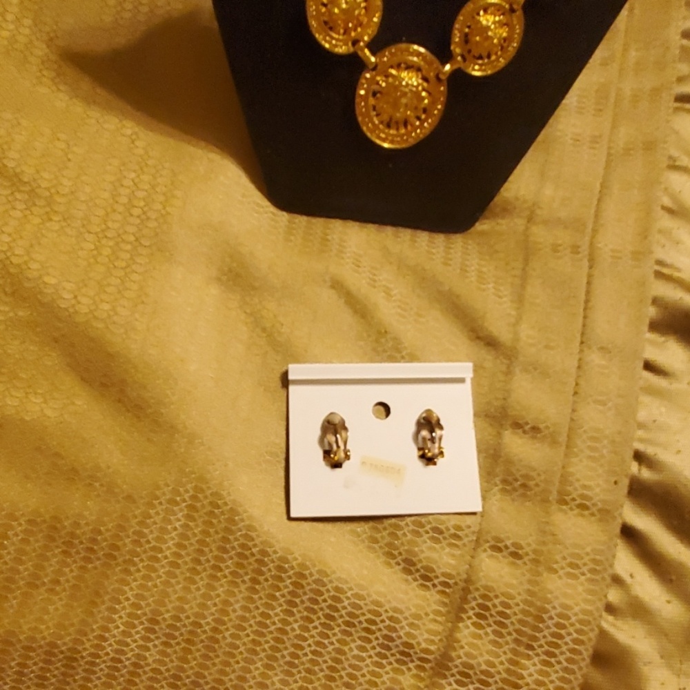 Jewelry - Picture 3 of 4
